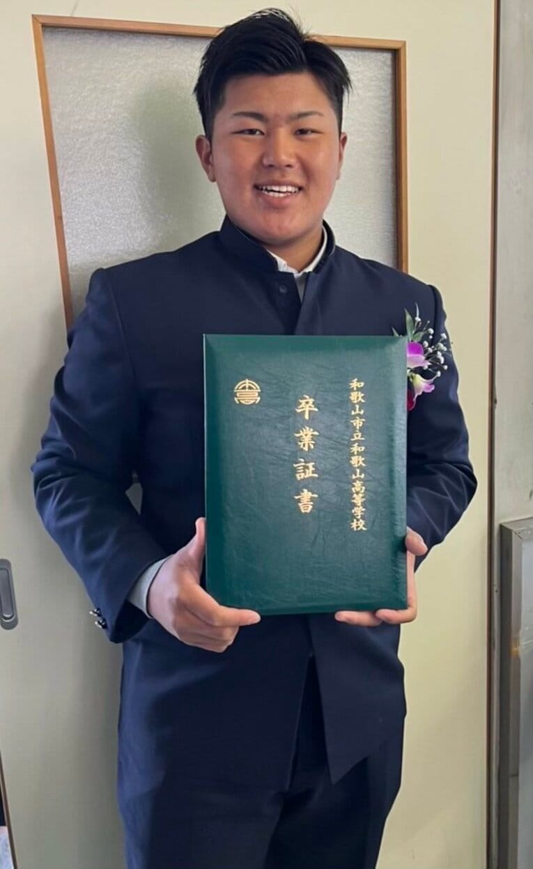 22年3月、卒業証書を手に笑顔を見せる松川虎生。激動のシーズンを振り返り、来季への意気込みを口にした　©︎Chiba Lotte Marines