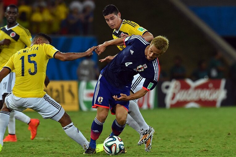 本田圭佑vs.ハメス・ロドリゲス ／ photograph by Koki Nagahama/JMPA