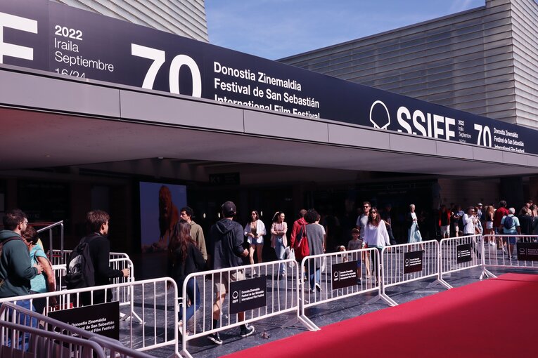 「KUBOコール」や「武房、シャツくれませんか」日本語メッセージの少年、猛プレスに感謝のハグ…“久保建英リーガ100戦目の進化”を撮った(40)