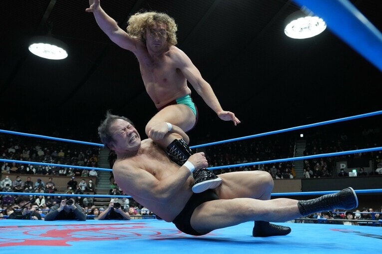 チャーリー・デンプシーにドラゴンスクリューを放つ70歳の藤波辰爾　©Essei Hara