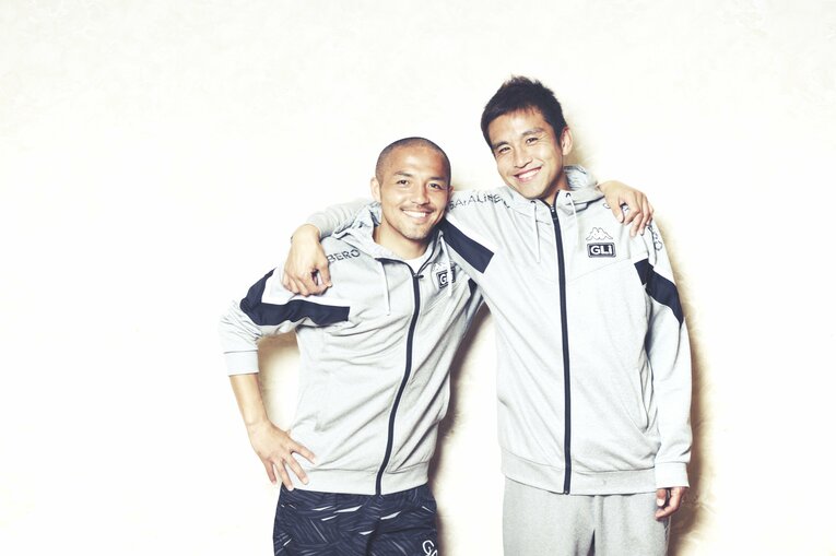 2015年、当時コンサドーレで同僚となった小野と稲本潤一　©Asami Enomoto