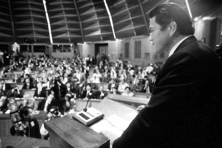 1990年12月6日、イラク国会で感謝のスピーチをするアントニオ猪木