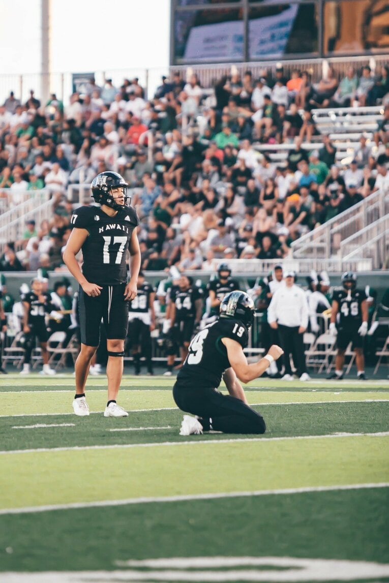 NCAA1部のハワイ大学でスタメンに名を連ねた松澤。20歳になるまでアメフトとは無縁の生活だった／本人提供