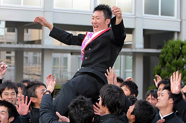 ヤクルトにドラフト指名され、胴上げされる慶大当時の加藤幹典 ／ photograph by JIJI PRESS