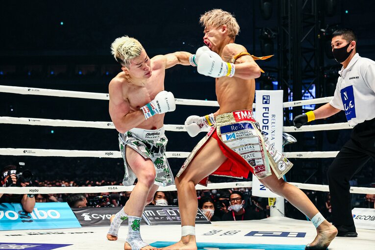 那須川天心が武尊からダウンを奪った「ショートのボラード」　©THE MATCH 2022/Susumu Nagao