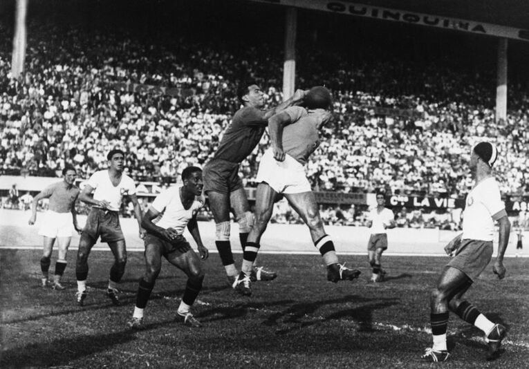 1938年W杯のブラジル－イタリア。イタリアの攻撃を防ぐブラジル守備陣　©Getty Images