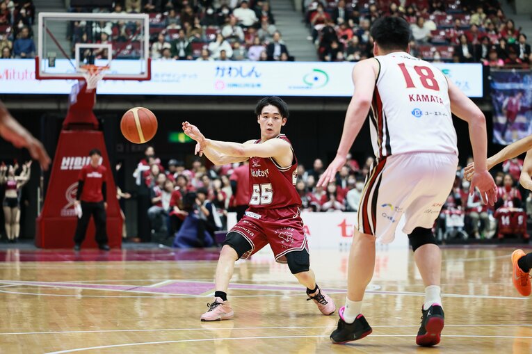 初挑戦のBリーグで存在感を見せる岡田のプレー【スワイプで写真が続きます】　©B.LEAGUE