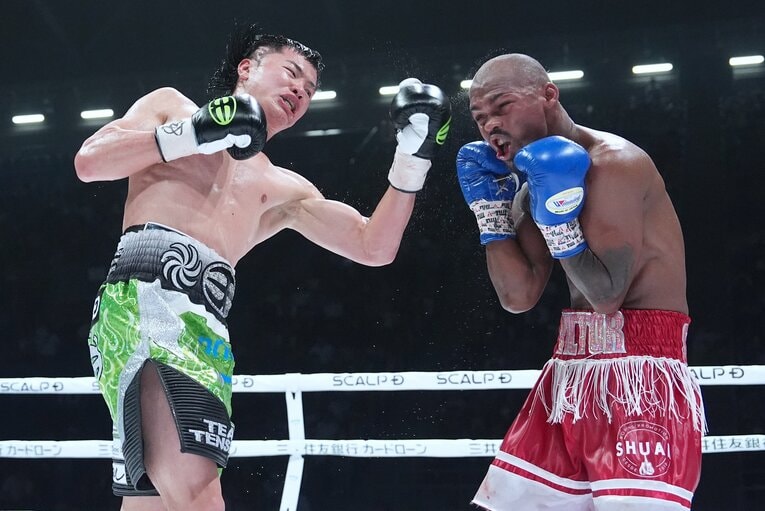 サンティリャンの顔を跳ね上げた那須川天心のカエルパンチ　©Naoki Fukuda