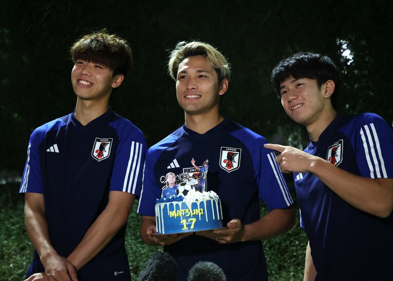 U23アジアカップでの一幕。4月30日に21歳の誕生日を迎えた松木玖生を祝福（1枚目／全2枚）©JIJI PRESS