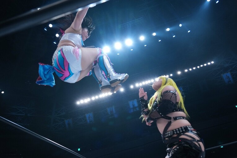 コーナーから琉悪夏にドロップキックを浴びせるさくらあや。2025年12月29日、両国国技館　©Essei Hara