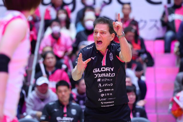 姫路を率いるアヴィダル・セリンジャー監督　©︎SV.LEAGUE
