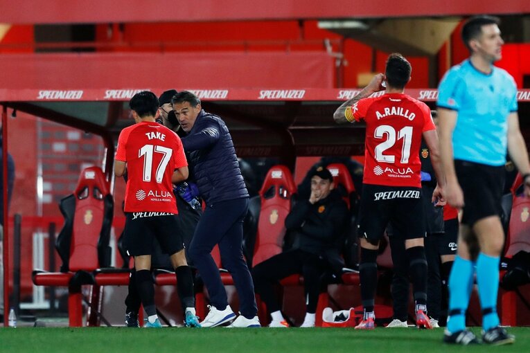 久保建英の“劇的決勝ゴール後に消えた疾走”は「客席に飛び込みたかったけど高すぎて無理」だった？《カメラマンが見た真相》(46)