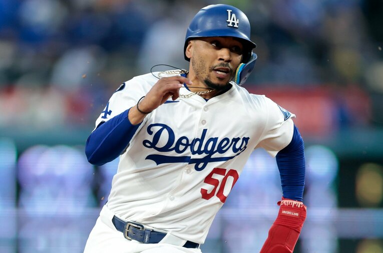 5月末に自宅でのアクシデントで左足薬指を骨折したドジャースのムーキー・ベッツだが、わずか4試合の欠場だけで試合に復帰した ／ photograph by Getty Images