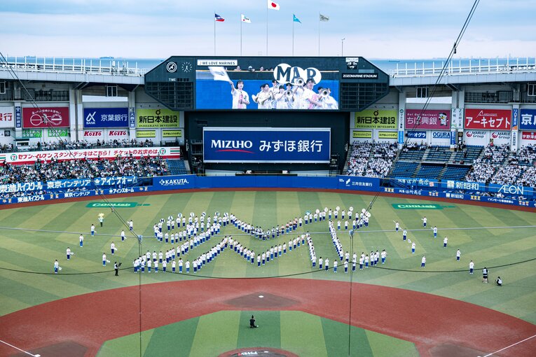 2025年6月、ZOZOマリンスタジアムで開催されたプロ野球・ロッテ戦。習志野高校の吹奏楽部が来場し、人文字や、スタンドでの“美爆音”による特別応援を披露 ©JIJI PRESS