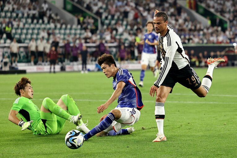 板倉滉とともに最終ラインを統率し、攻守両面で日本を牽引した冨安健洋（写真中央）　©Getty Images