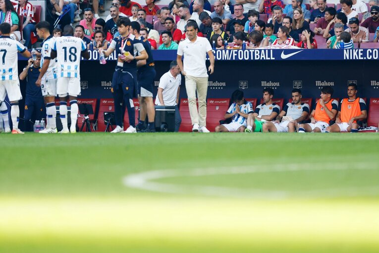 VAR判定中のベンチの久保　©Daisuke Nakashima