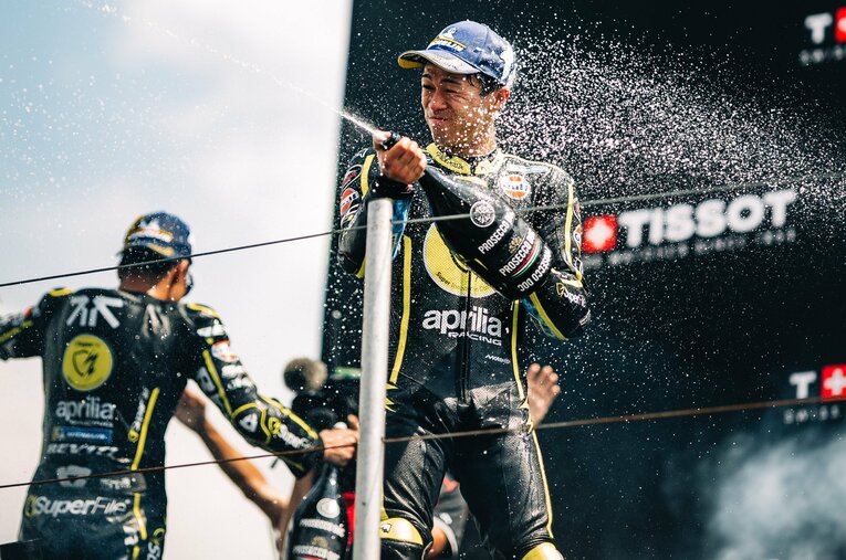いつもはクールな小椋が表彰台ではさすがに歓喜の表情を見せた ／ photograph by MotoGP.com