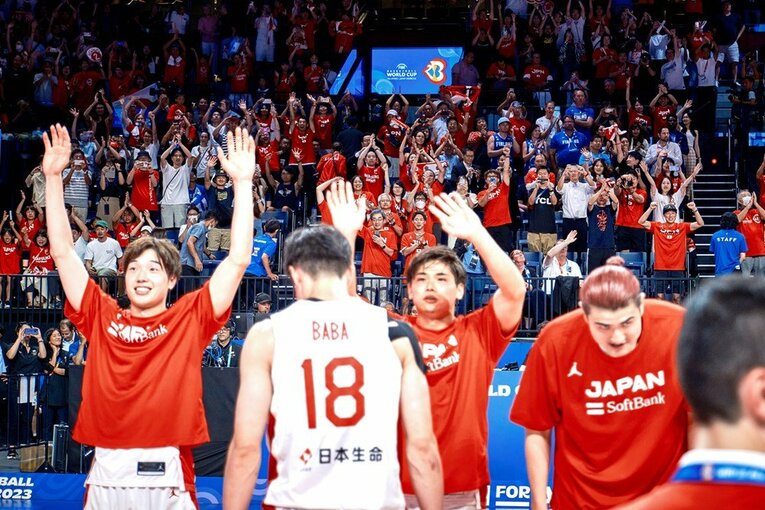 湧き上がる観客たち　©︎FIBA