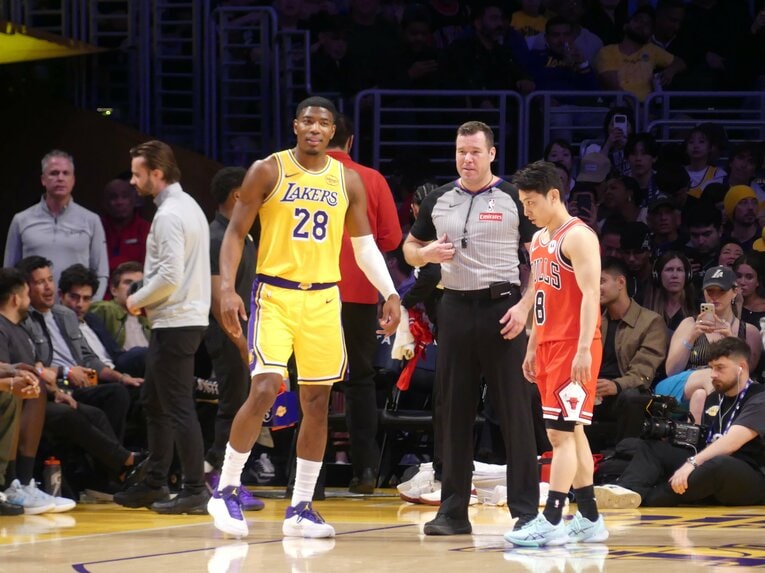 ついにマッチアップが実現した八村塁と河村勇輝（写真＝筆者撮影）