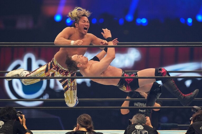 オカダ・カズチカにボディアタックを見舞う棚橋弘至　©Essei Hara