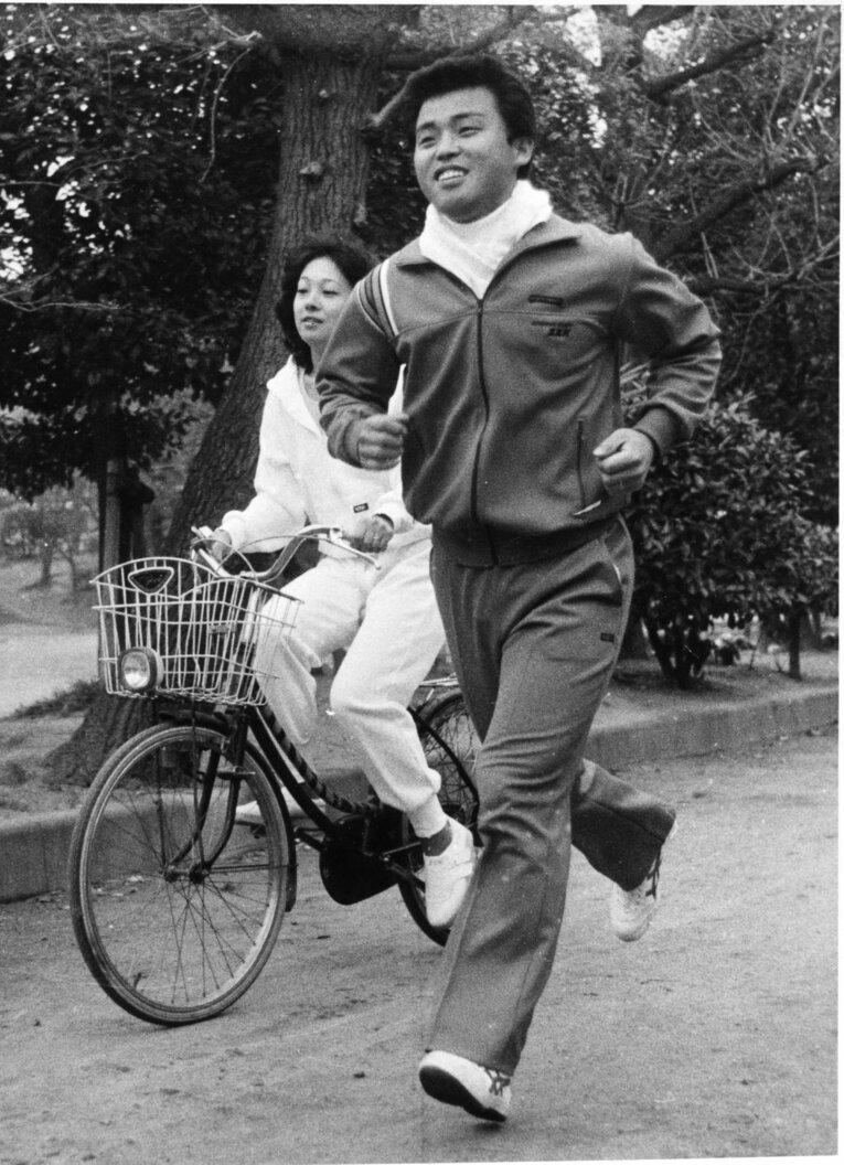 1983年撮影。岡田彰布の自主トレに併走する陽子夫人　©Sankei Shimbun