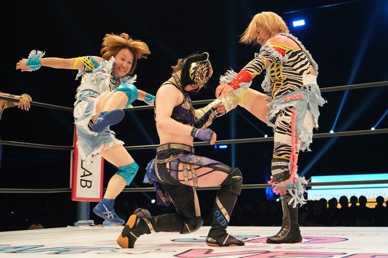 ナナモモのダブルキックを浴びるスターライト・キッド