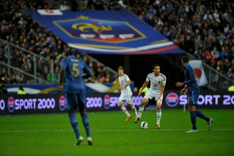 【長谷部誠、ドイツでの足跡】2012年10月、敵地で勝利したフランス戦。ザックジャパンで不動の主将であった一方で、ボルフスブルクでは逆境にさらされていた　©Takuya Sugiyama