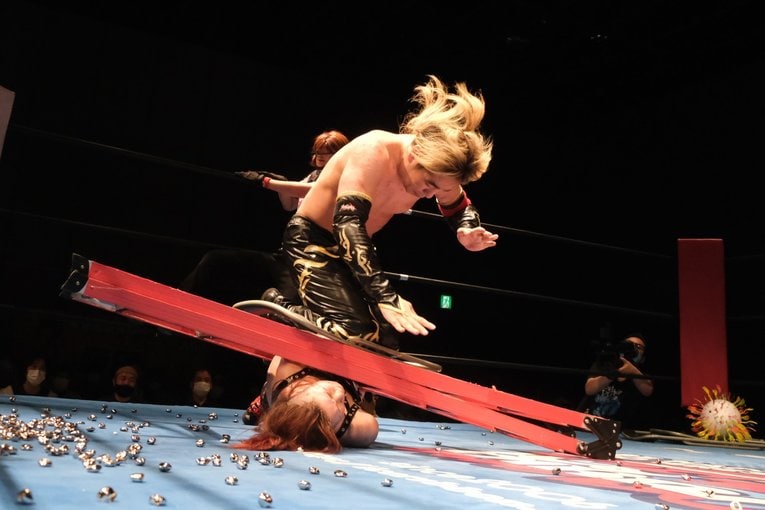 「いつか、傷だらけの背中でウェディングドレスを」 18歳の女子レスラー・鈴季すずが大流血を「嬉しい」と語る理由(24)