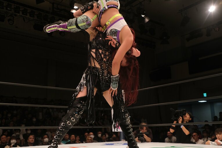 無料中継でも話題を集めた上谷沙弥vsAZM（9月27日）　©Norihiro Hashimoto