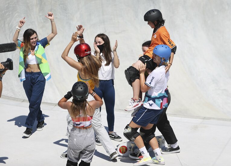 惜しくも完走できなかった岡本にすぐさま駆け寄ったのは、ともに戦ったアスリートたちだった　©Getty Images