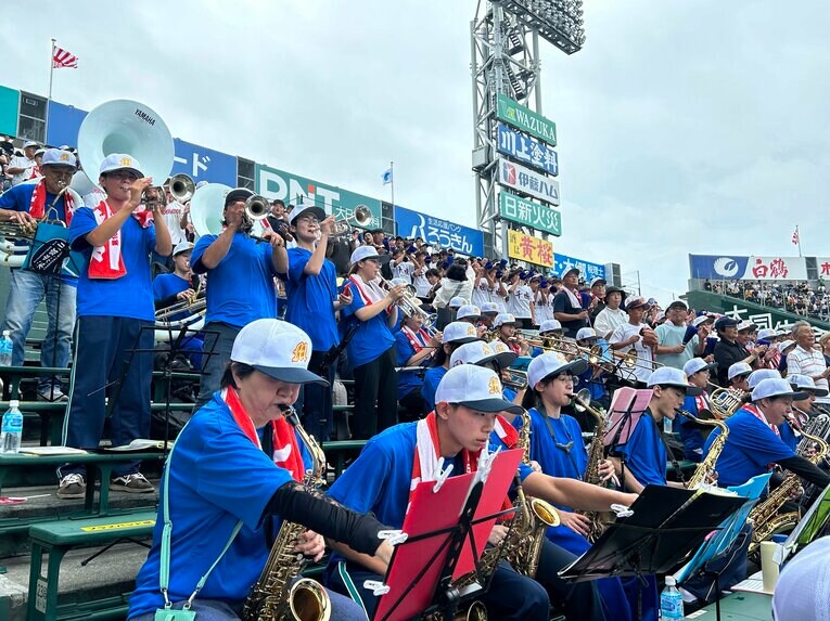 魚津市内3校の高校と社会人吹奏楽団による合同応援 ©Yukiko Umetsu
