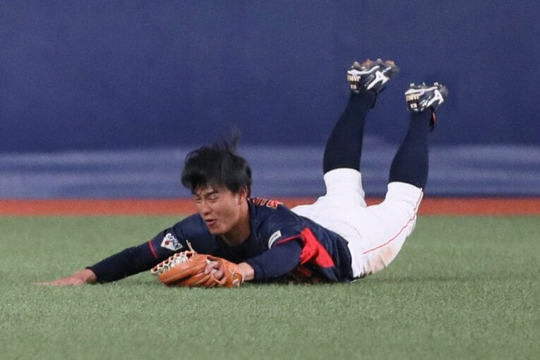 欧州代表との第2戦の7回、左中間のライナーをダイビングキャッチした西川史礁　©︎JIJI PRESS