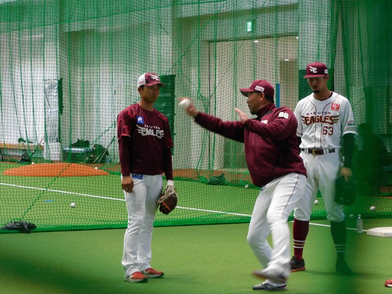 キャンプでルーキー・宗山に助言を送る三木監督　©︎Haruka Sato