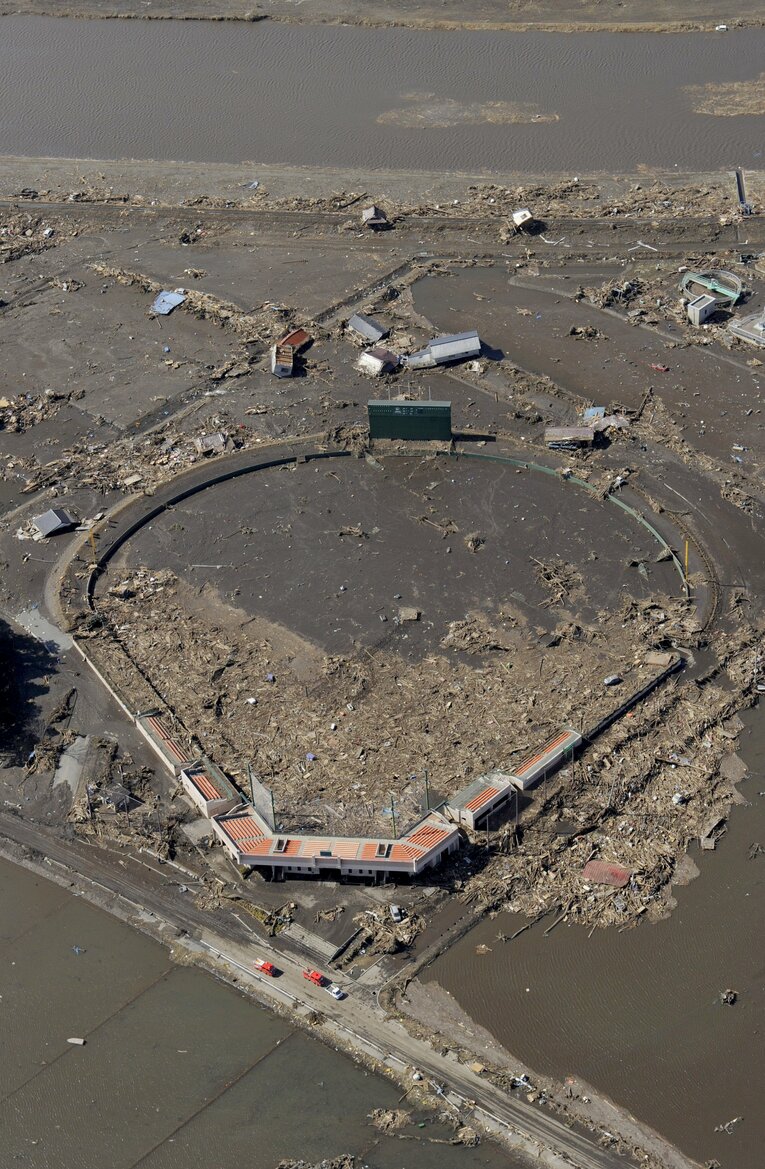 2011年3月12日空撮の「みちのく鹿島球場」　©KYODO