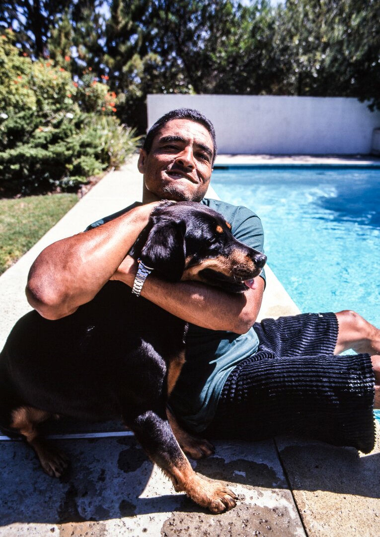 愛犬に「チョーク」をかけるゴキゲンなヒクソン　©Susumu Nagao