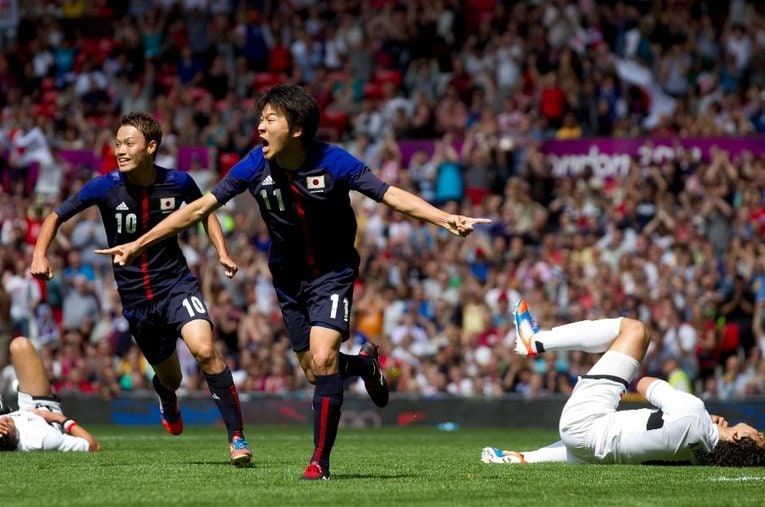 ロンドン五輪準々決勝エジプト戦、先制ゴールを決めた永井謙佑（右）と喜ぶ東慶悟。2人は今年5月に揃ってJ1リーグ300試合出場を達成した ／ photograph by AP/AFLO