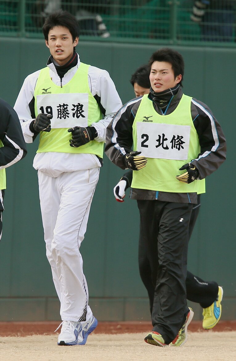 「藤浪さんの足が長い…」2013年1月、阪神の新人合同自主トレーニングで　©JIJI PRESS