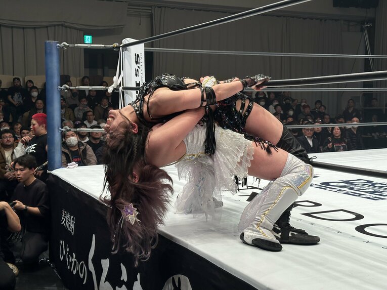 「敗者退団マッチ」として行われた上谷沙弥vs中野たむ　©Norihiro Hashimoto