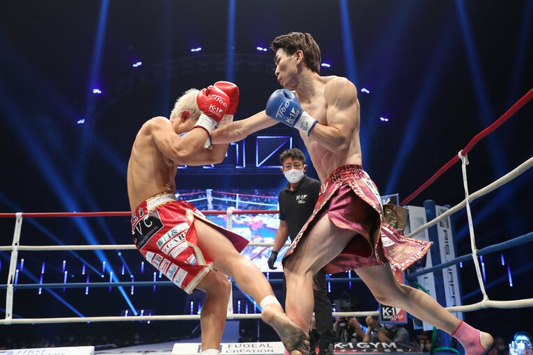 レオナ・ペタス（右）は準決勝で武尊がセコンドを務める大岩龍矢に勝利　©Takao Masaki