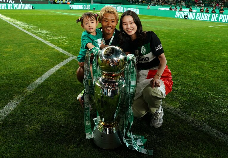 優勝トロフィーを前に笑顔の守田一家。ギョケーレスとも仲良しとのこと（全4枚中の1枚目）　©Getty Images