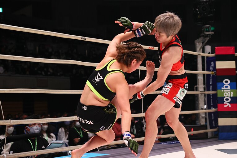 3月の女子スーパーアトム級タイトルマッチでは、リベンジを期す浅倉カンナに僅差の判定勝利。世代交代を阻止した　©RIZIN FF
