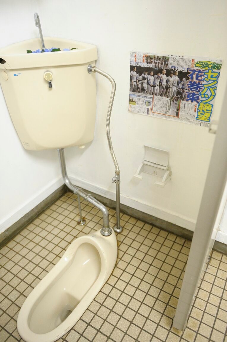 花巻東高校探訪（2010年撮影）野球部のトイレに貼り出された新聞記事　©Asami Enomoto