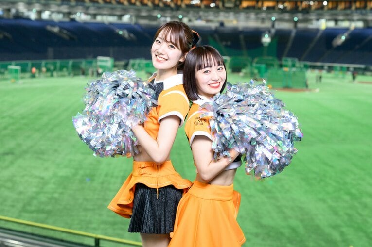 巨人の公式マスコットガール「VENUS」で活躍中の大倉かりんさんと高坂咲舞さん　©Miki Fukano