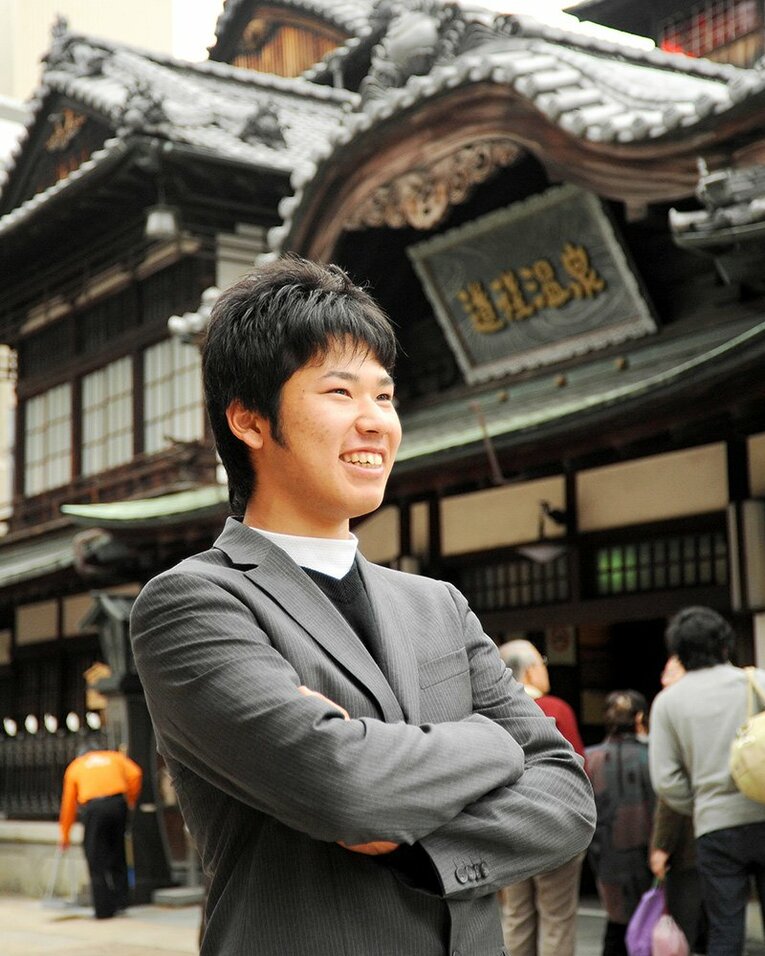 明徳義塾高時代の松山英樹（道後温泉前で） ／ photograph by Kochi Shimbun/Kyodo News