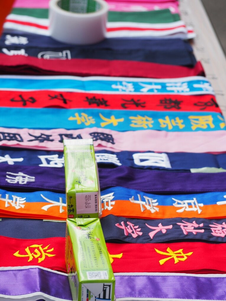 全国からさまざまな大学が集結した（お茶とテープは風で飛ばされないよう置いています）　©Yu Saito