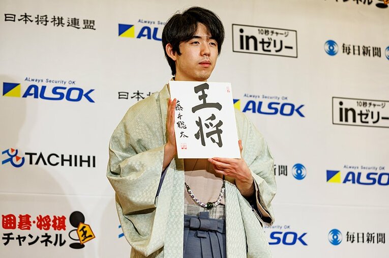 王将戦七番勝負で防衛を目指す藤井聡太王将（現五冠）。高見泰地七段に「藤井将棋」について解説してもらった　©Kiichi Matsumoto