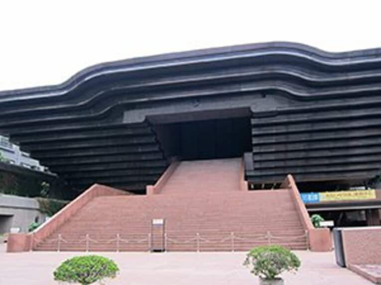 1975年建立となる霊友会釈迦殿。中には仏教的装飾に彩られた広大な体育館のような空間が