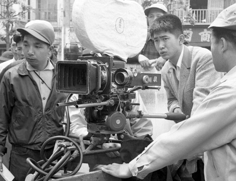 映画『若い獣』を監督する石原慎太郎。同作は1958年に製作・公開。写真は最初の撮影でカメラアングルを確かめる姿　©毎日新聞社／AFLO