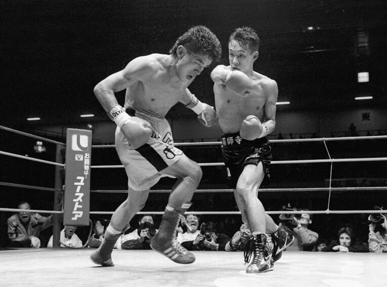 1993年12月23日、王者・辺丁一（左）に2－1の僅差で判定勝ち。世界バンタム級王者になった薬師寺　©JIJI PRESS