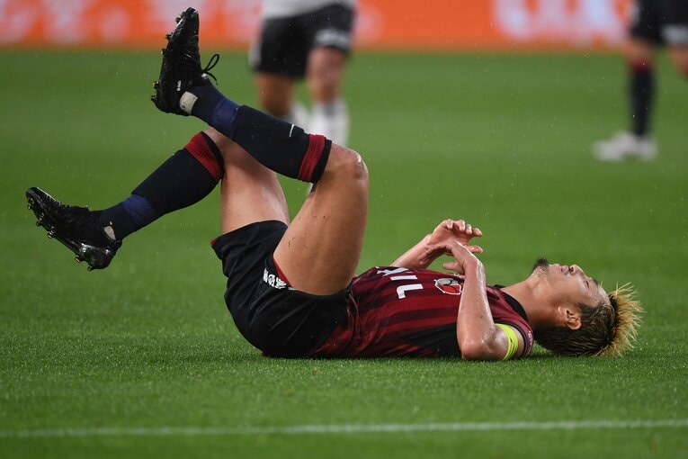 ピッチに倒れ込む鈴木優磨